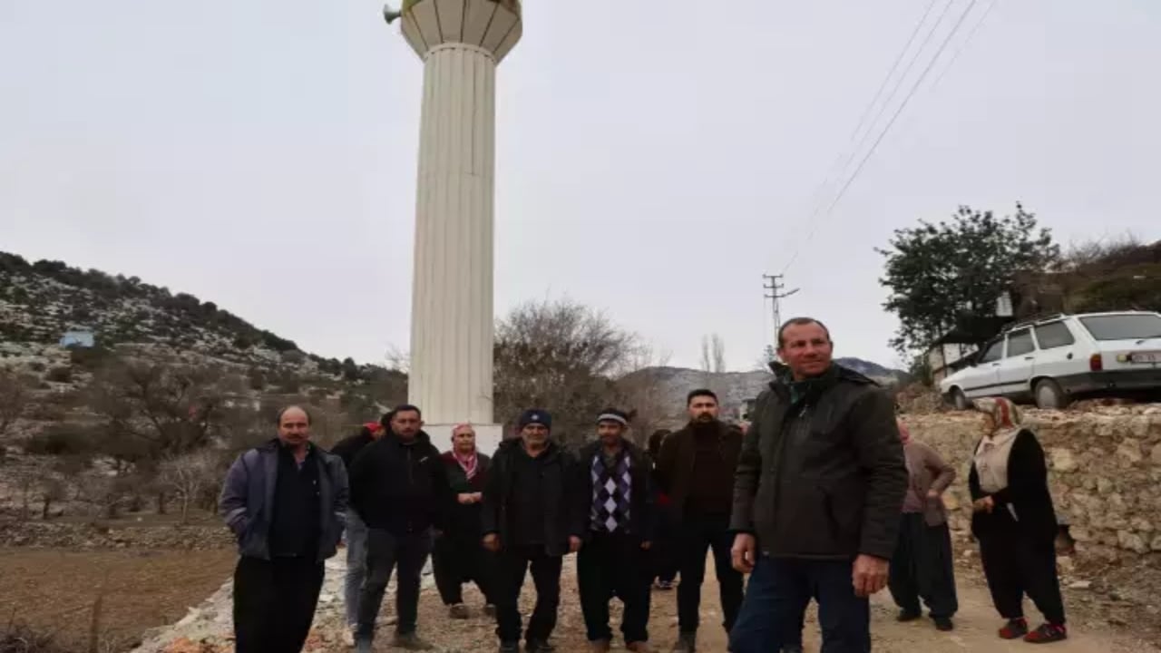 Foto - Adana’da fıkra gibi olay! Cemaat de imam da minare de var ancak cami yok