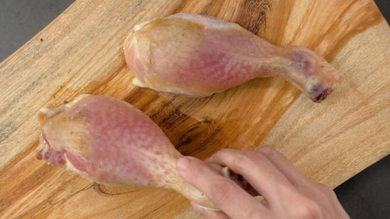 Adana’da mide bulandıran görüntü! 25 kasa kokmuş tavuk