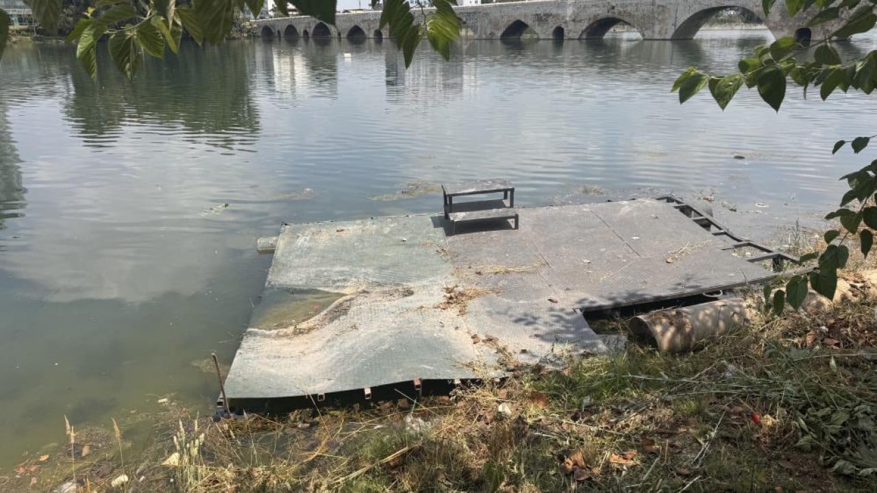 Foto - Adana’da Seyhan Nehri ve çevresindeki kirliliğe vatandaştan tepki! Nehirde pislik kol geziyor