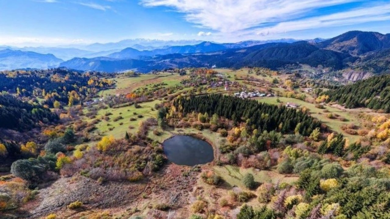 Adeta insan gözünü andırıyor! Şavşat'ın gözü havadan görüntülendi