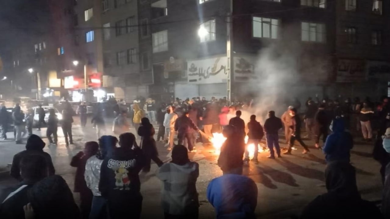 Foto - Adım adım iç savaşa sürüklenen İran’da herkesin telefonuna bu mesaj gelmeye başladı