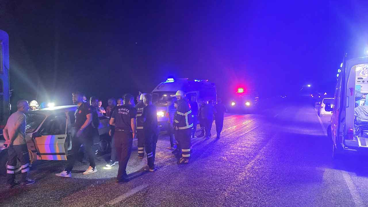 Foto - Adıyaman'da feci can pazarı! Traktör römorkuna arkadan çarpan otomobil demir yığınına döndü!