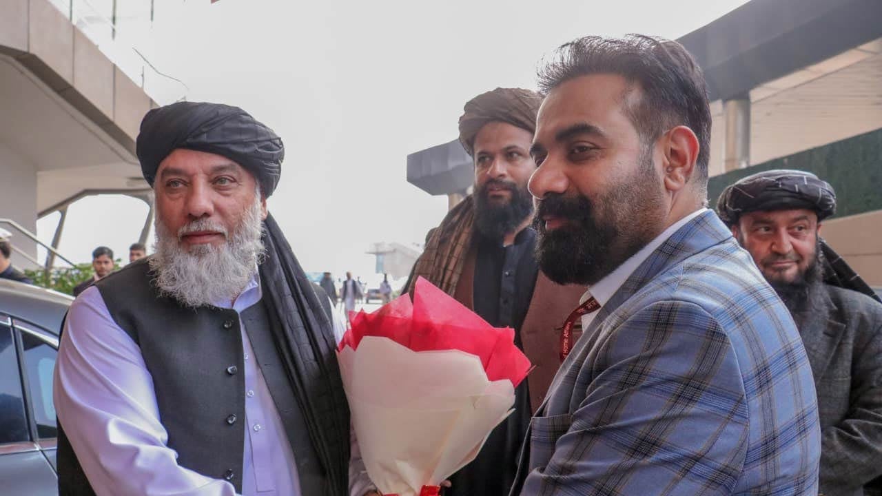 Foto - Afganistan, Pakistan’ın baş düşmanıyla el sıkıştı!