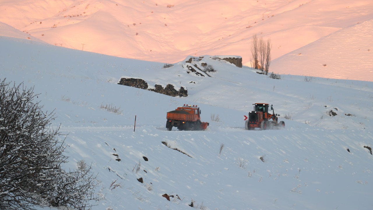 Foto - Ağrı’da zorlu kış mesaisi! 2 bin 270 metrede karla savaş