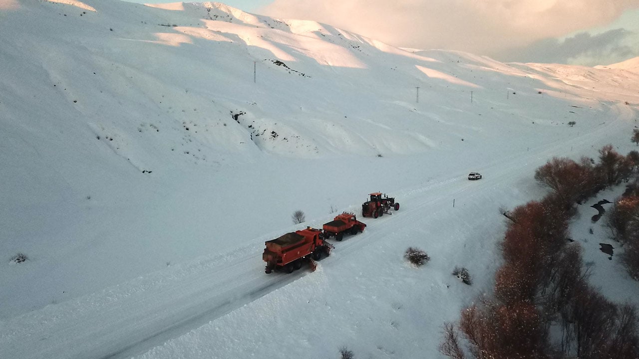 Ağrı’da zorlu kış mesaisi! 2 bin 270 metrede karla savaş