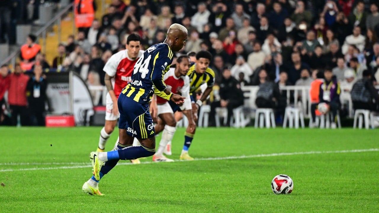 Foto - Ağzıyla kuş tutsa olmayacak! Fenerbahçe taraftarı üstünü çizdi: Rezillik çıkmadan neyse ki…