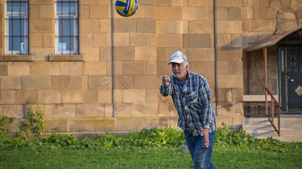 Foto - Ahırdan çıkıp voleybol sahasına koşuyorlar! Topu imeceyle aldılar, sahayı kireçle çizdiler