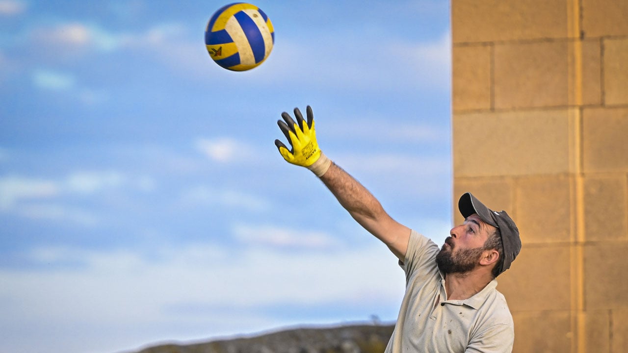 Foto - Ahırdan çıkıp voleybol sahasına koşuyorlar! Topu imeceyle aldılar, sahayı kireçle çizdiler