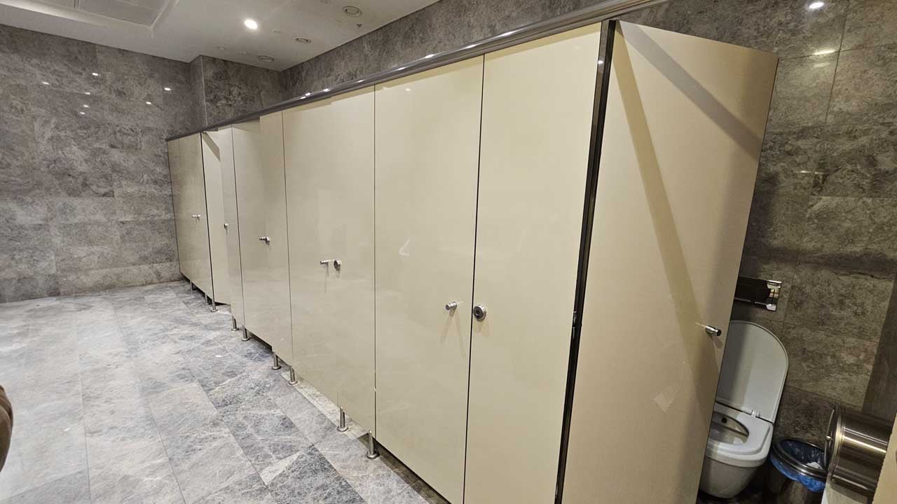 Foto - Ahlaksızlar yakayı ele verdi: AVM’nin kadınlar tuvaletinde sapık paniği