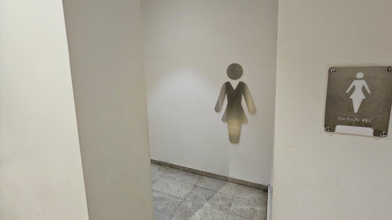 Ahlaksızlar yakayı ele verdi: AVM’nin kadınlar tuvaletinde sapık paniği