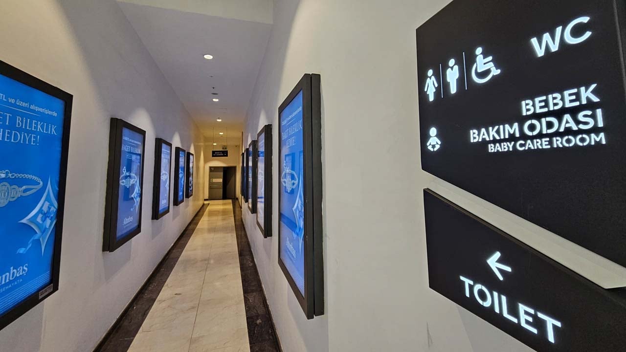 Foto - Ahlaksızlar yakayı ele verdi: AVM’nin kadınlar tuvaletinde sapık paniği