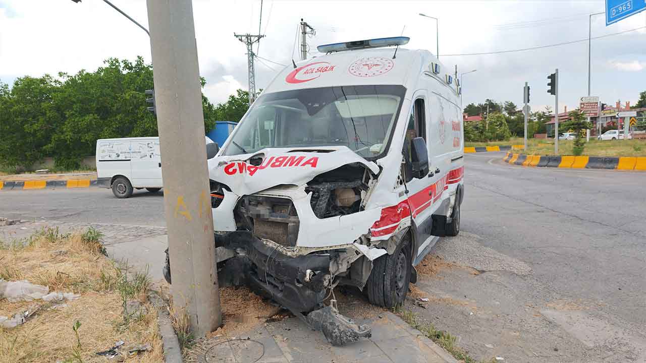 Foto - Ahlat’ta feci çarpışma! Kavşakta ambulans ile otomobil çarpıştı, 10 yaralı var!