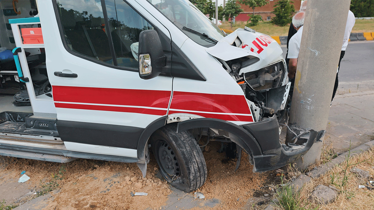 Foto - Ahlat’ta feci çarpışma! Kavşakta ambulans ile otomobil çarpıştı, 10 yaralı var!