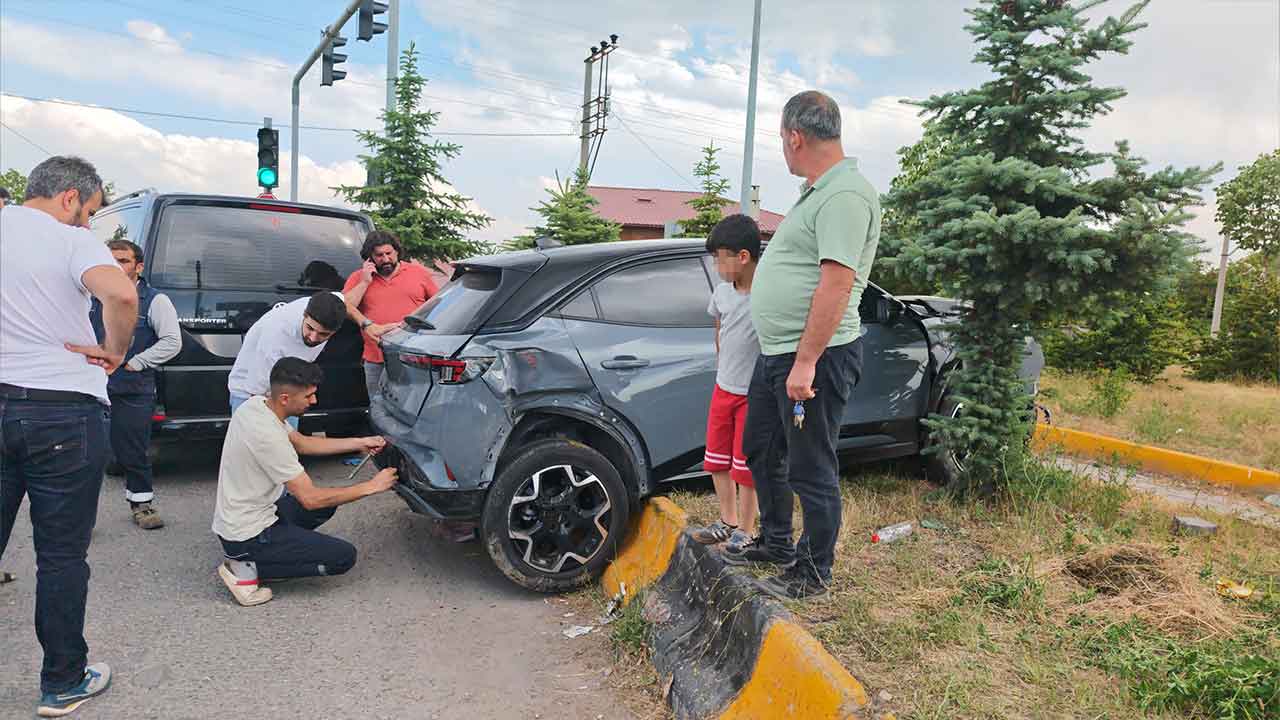 Foto - Ahlat’ta feci çarpışma! Kavşakta ambulans ile otomobil çarpıştı, 10 yaralı var!