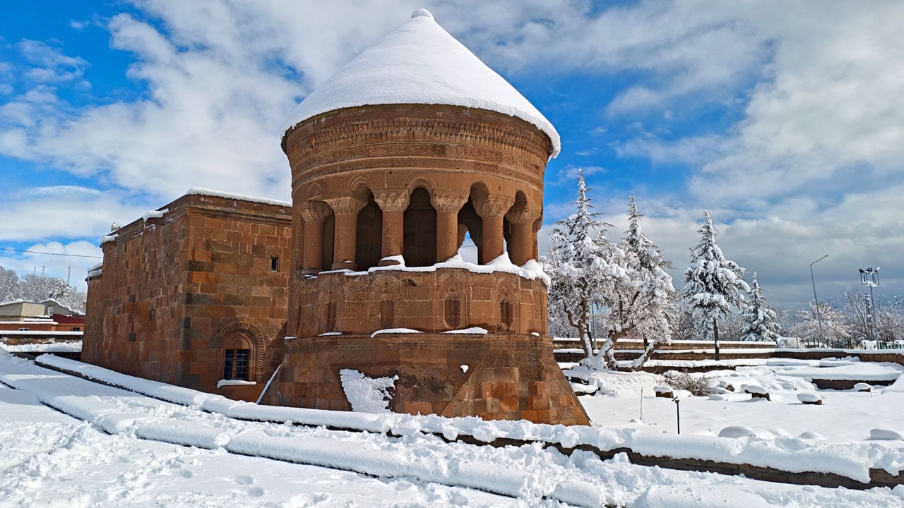 Ahlat’ta kış başka güzel! Selçuklu mirası beyaz gelinlik giydi