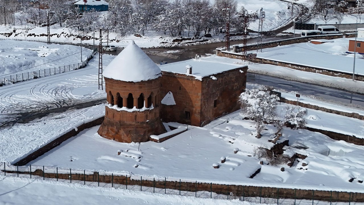 Foto - Ahlat’ta kış başka güzel! Selçuklu mirası beyaz gelinlik giydi