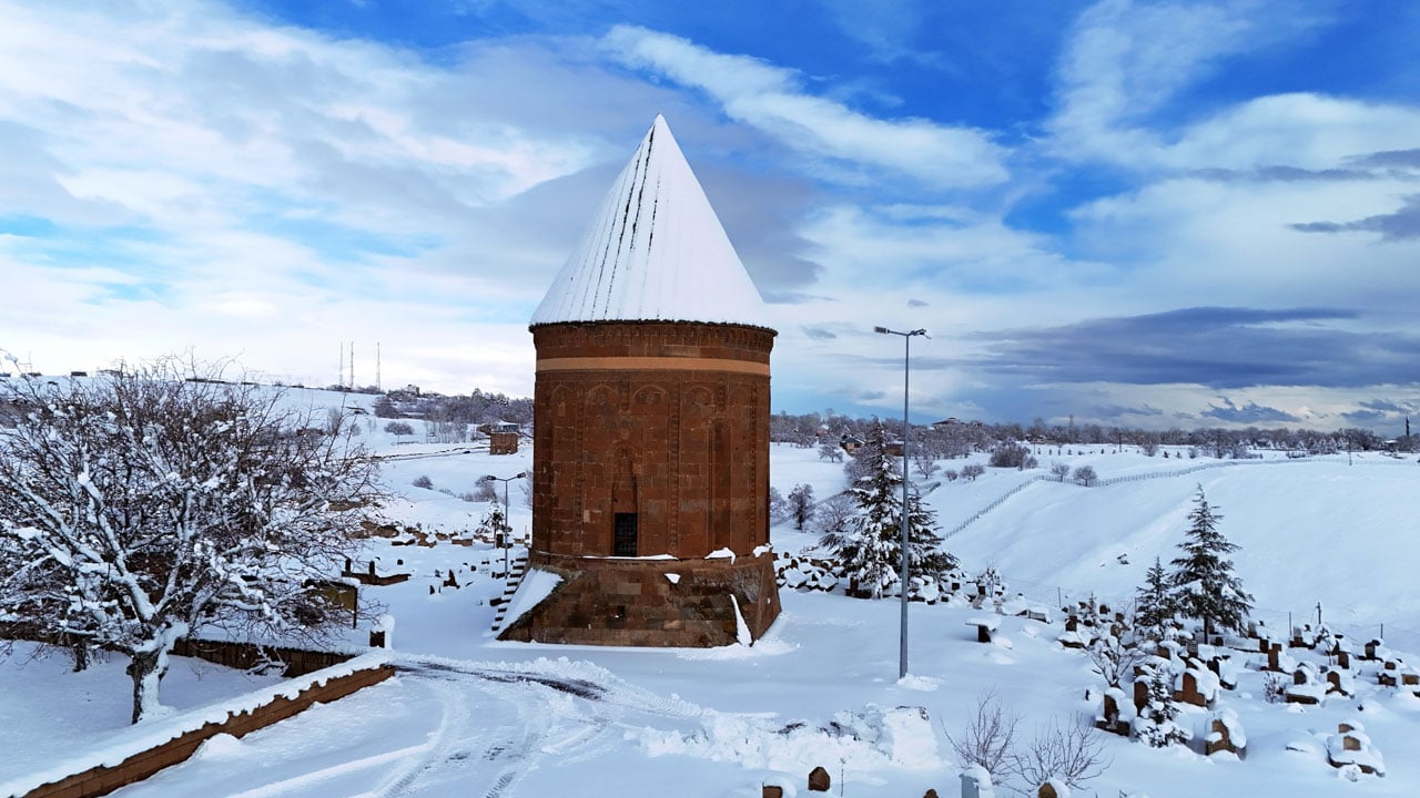 Foto - Ahlat’ta kış başka güzel! Selçuklu mirası beyaz gelinlik giydi