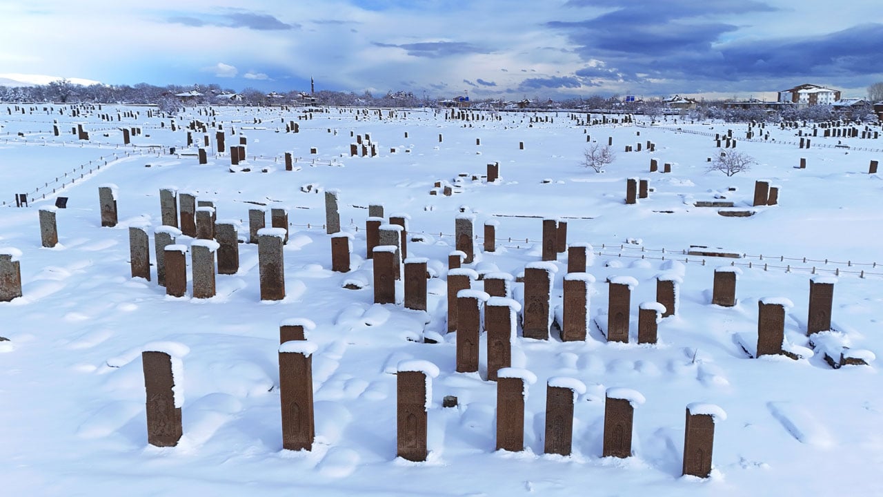 Foto - Ahlat’ta kış başka güzel! Selçuklu mirası beyaz gelinlik giydi