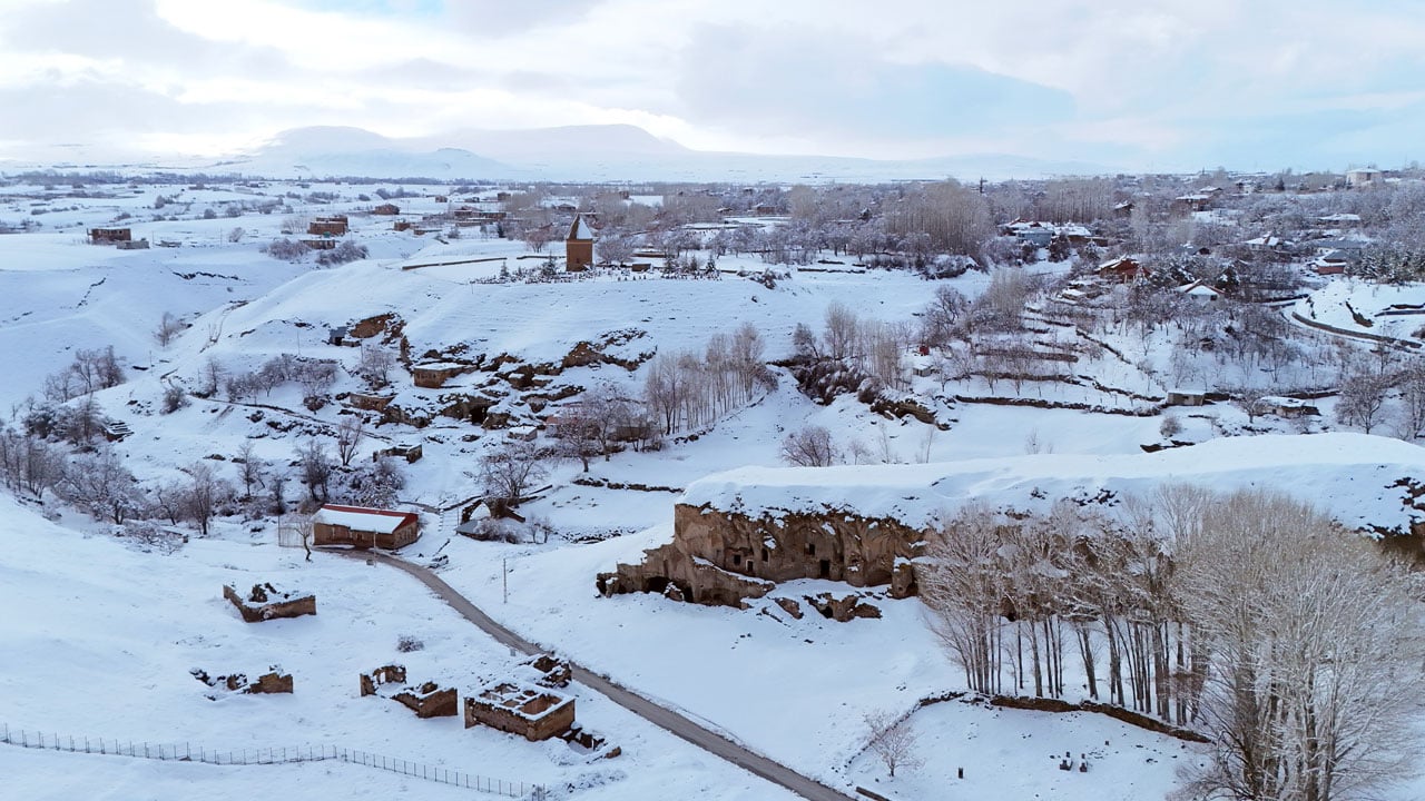 Foto - Ahlat’ta kış başka güzel! Selçuklu mirası beyaz gelinlik giydi