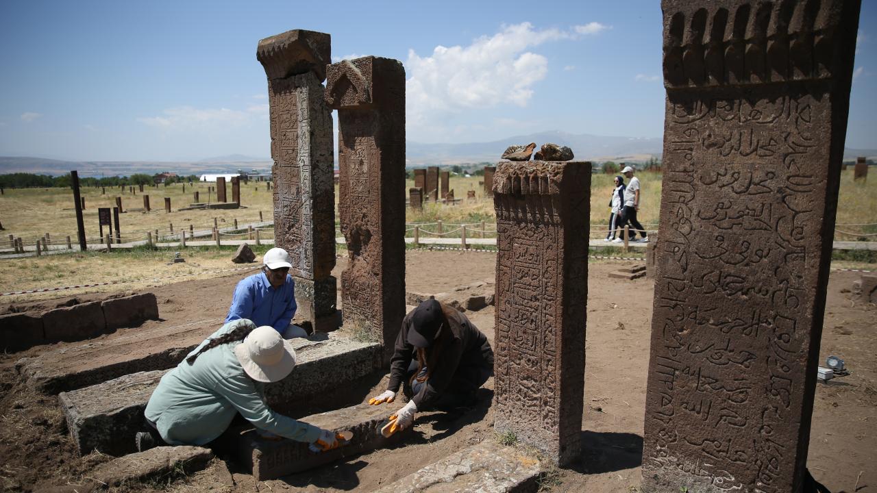Foto - Ahlat'ta yeni keşif yapıldı: 16 mezar gün yüzüne çıkarıldı