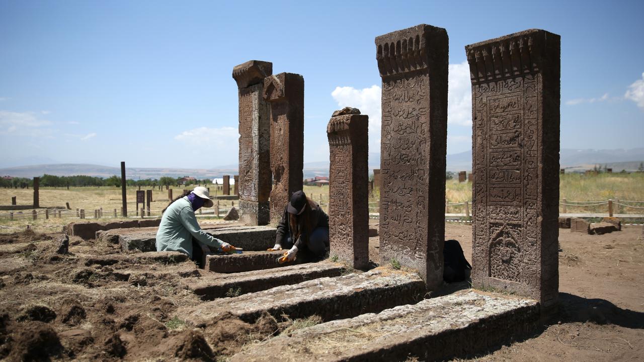 Foto - Ahlat'ta yeni keşif yapıldı: 16 mezar gün yüzüne çıkarıldı