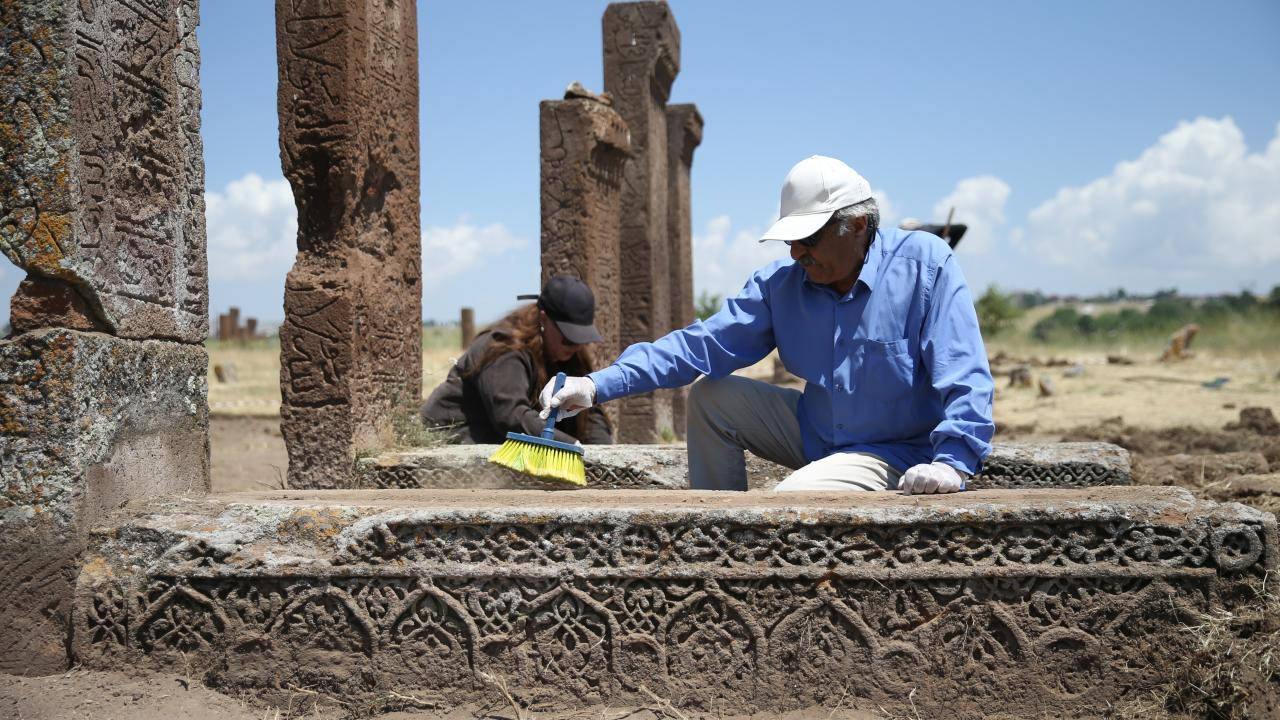 Foto - Ahlat'ta yeni keşif yapıldı: 16 mezar gün yüzüne çıkarıldı