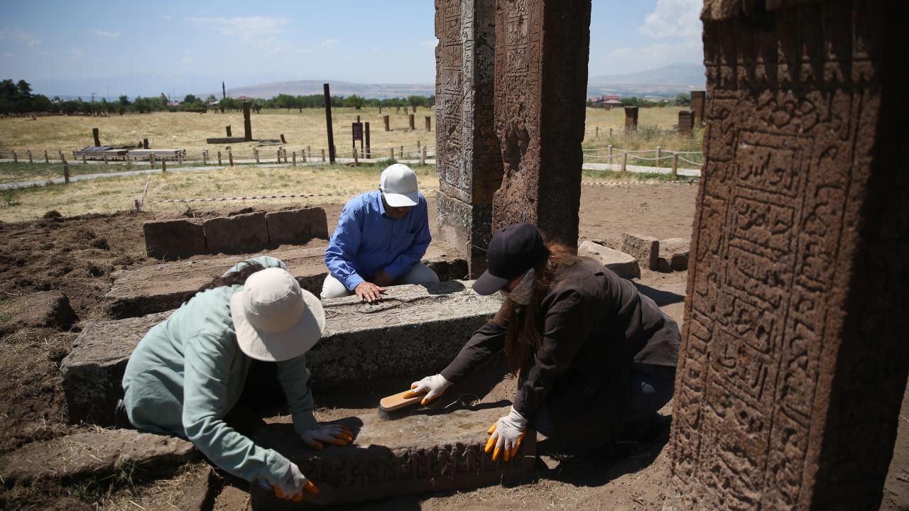 Foto - Ahlat'ta yeni keşif yapıldı: 16 mezar gün yüzüne çıkarıldı