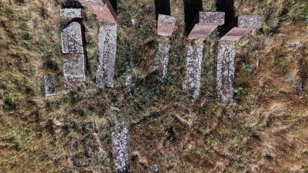 Foto - Ahlat'ta yeni keşif yapıldı: 16 mezar gün yüzüne çıkarıldı