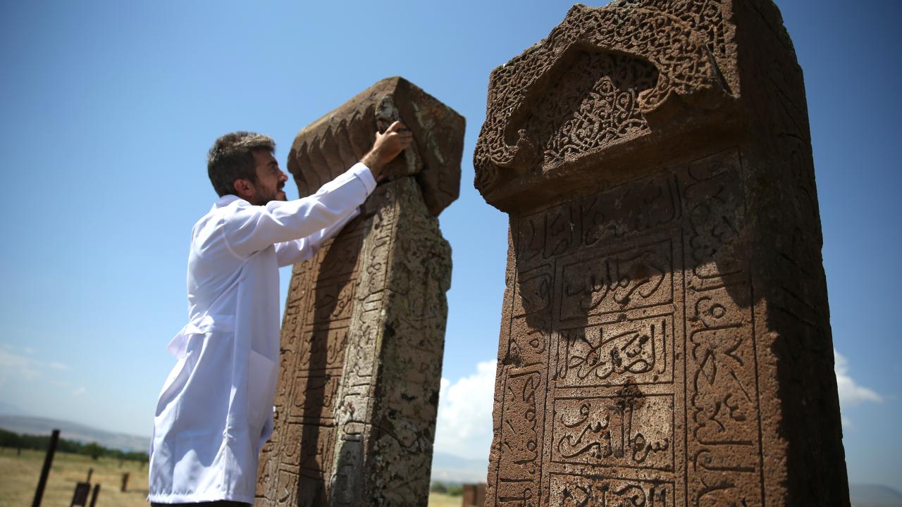 Foto - Ahlat'ta yeni keşif yapıldı: 16 mezar gün yüzüne çıkarıldı