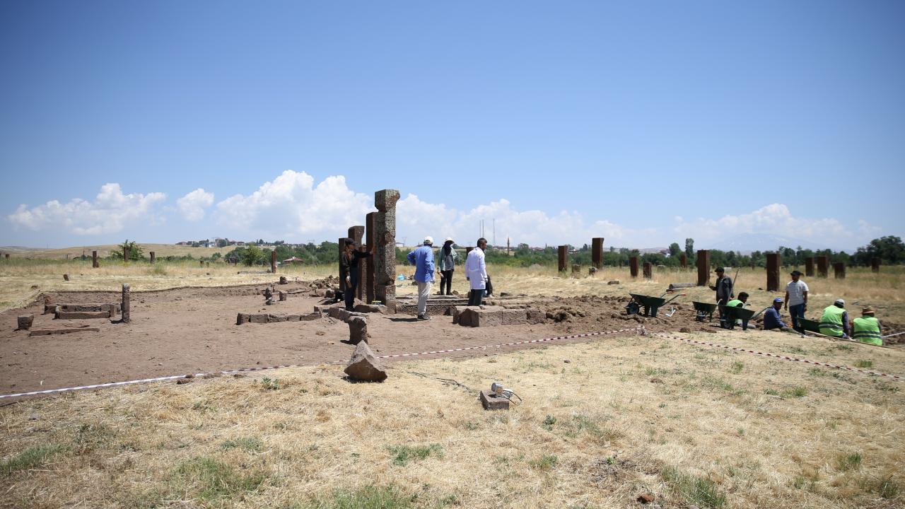 Foto - Ahlat'ta yeni keşif yapıldı: 16 mezar gün yüzüne çıkarıldı