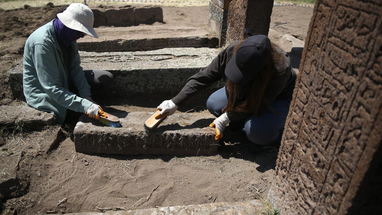 Foto - Ahlat'ta yeni keşif yapıldı: 16 mezar gün yüzüne çıkarıldı