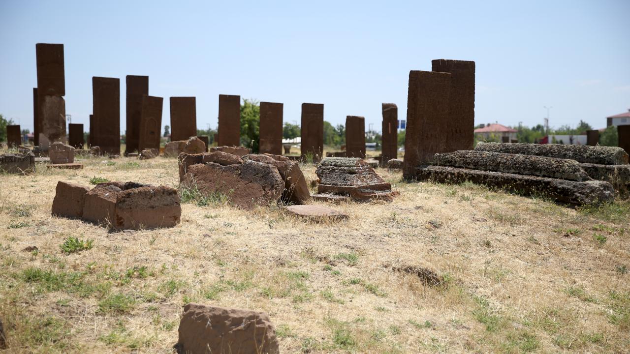 Foto - Ahlat'ta yeni keşif yapıldı: 16 mezar gün yüzüne çıkarıldı