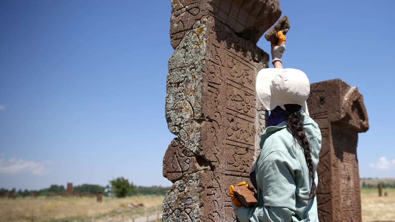 Foto - Ahlat'ta yeni keşif yapıldı: 16 mezar gün yüzüne çıkarıldı