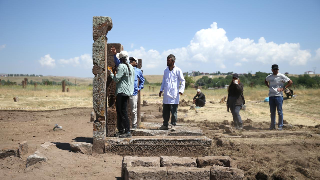Foto - Ahlat'ta yeni keşif yapıldı: 16 mezar gün yüzüne çıkarıldı