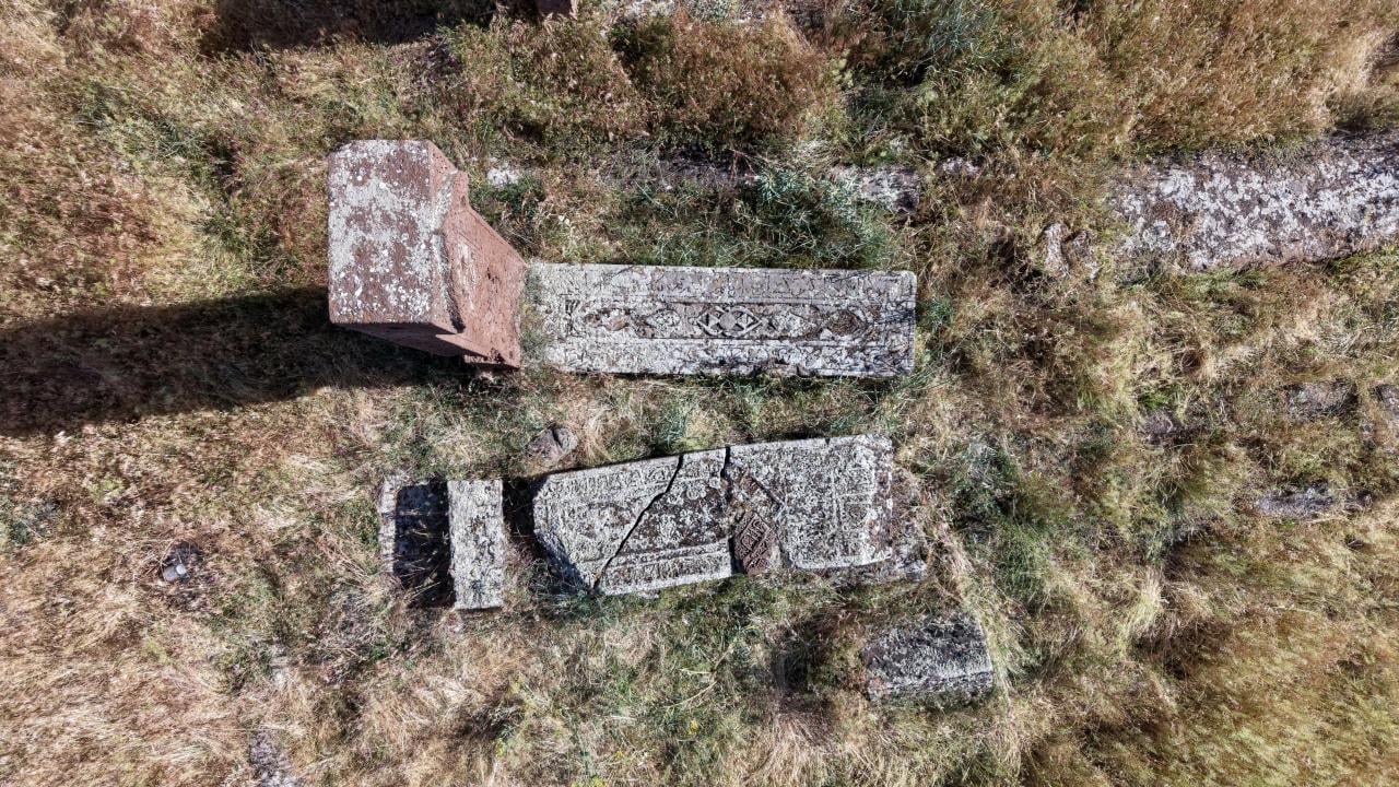 Foto - Ahlat'ta yeni keşif yapıldı: 16 mezar gün yüzüne çıkarıldı