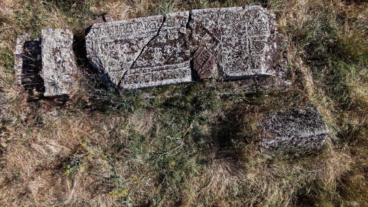 Foto - Ahlat'ta yeni keşif yapıldı: 16 mezar gün yüzüne çıkarıldı