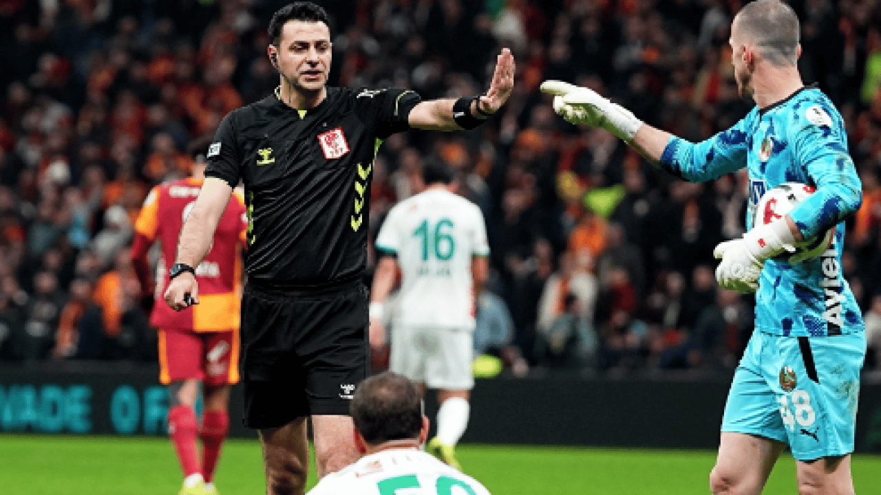 Foto - Ahmet Çakar hakem Ali Şansalan’a ateş püskürdü: 'Bu nasıl kırmızı değil?'