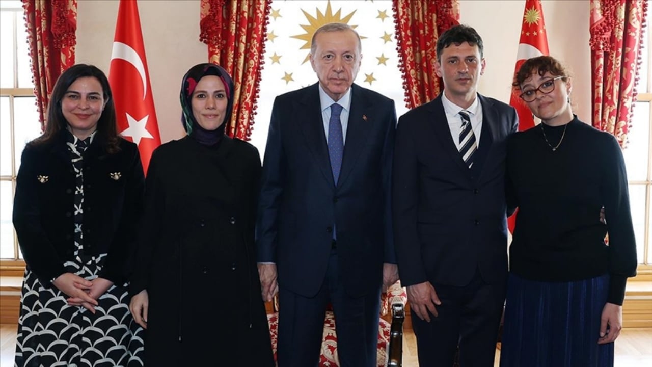 Foto - Ahmet Minguzzi’nin annesi, kapısının önündeki görüntüyü paylaşıp Cumhurbaşkanı Erdoğan’a seslendi: Lütfen sesimizi duyun