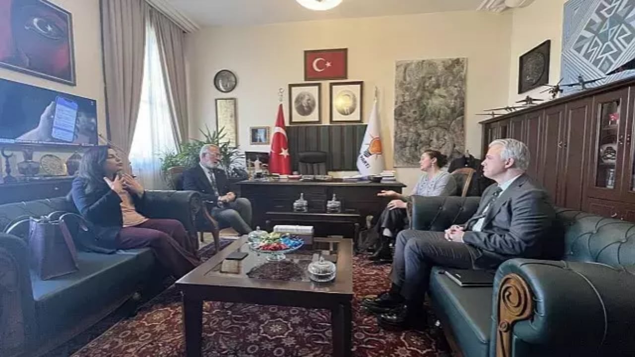 Foto - Ahmet Minguzzi’nin annesinden dikkat çeken hamle! Tüm partileri ziyaret etti, bir tek onları özellikle es geçti