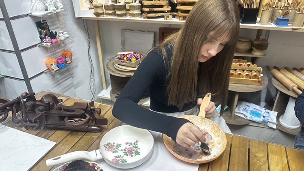 Foto - Ahşap atıklar maharetli ellerde sanata dönüşüyor