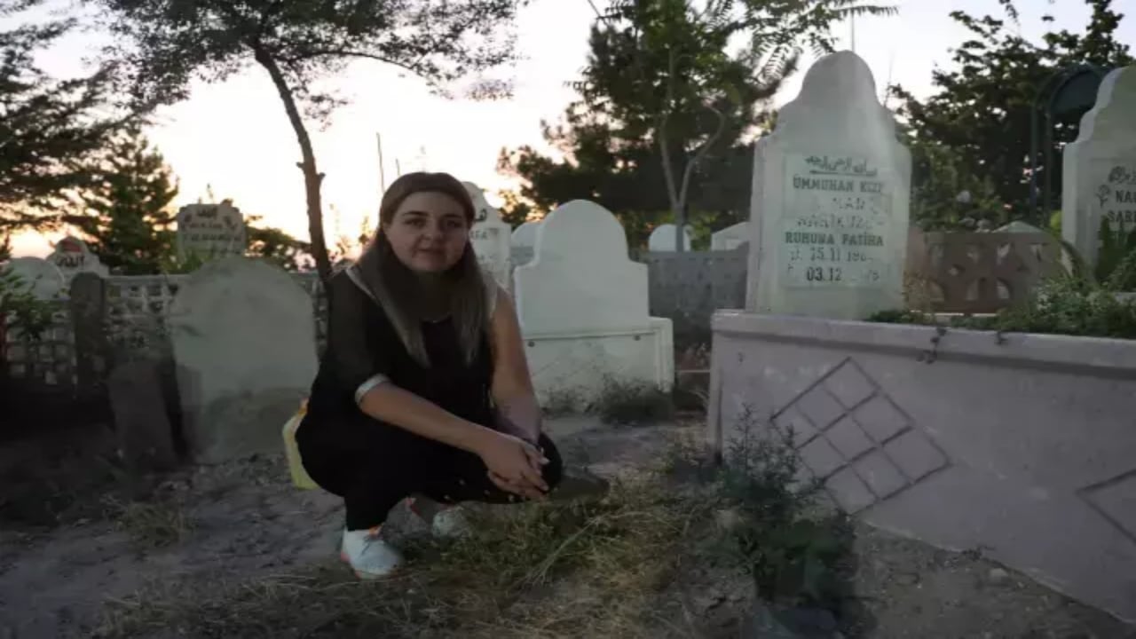 Foto - Ailesini ararken kendi mezarına rastladı! Gerçek hikâye tüm Türkiye’yi ağlattı