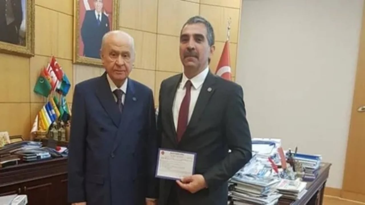 Foto - "Ajan" polemiği sonrası istifa eden MHP’li İzzet Ulvi Yönter’den çok konuşulacak fotoğraf! "Kara kaplı defter"de ne yazıyor?