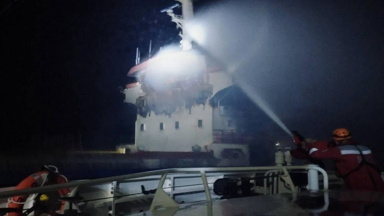 Foto - Ajanslar son dakika koduyla servis ediyor! Karadeniz’de Türk gemisi vuruldu
