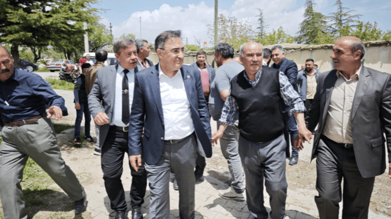 Foto - AK Parti Afyonkarahisar Milletvekili Hasan Arslan sahada... 