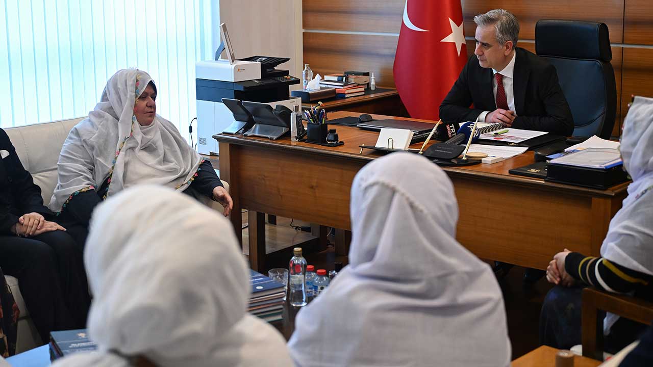 Foto - AK Parti genel merkezinde anlamlı ziyaret! Zeynep Güneş hanım gözyaşlarını tutamadı