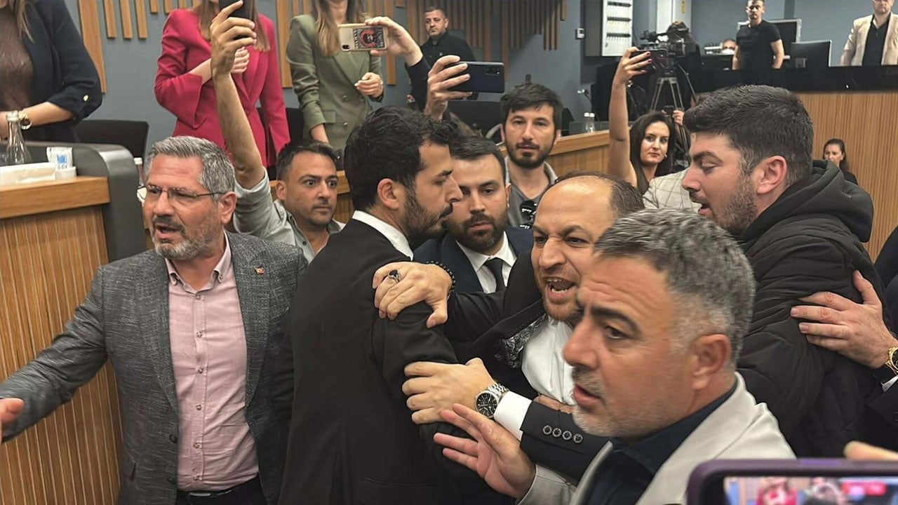 Foto - AK Parti Grubuna söz verilmedi! Belediye Meclisi’nde önce zam sonra arbede