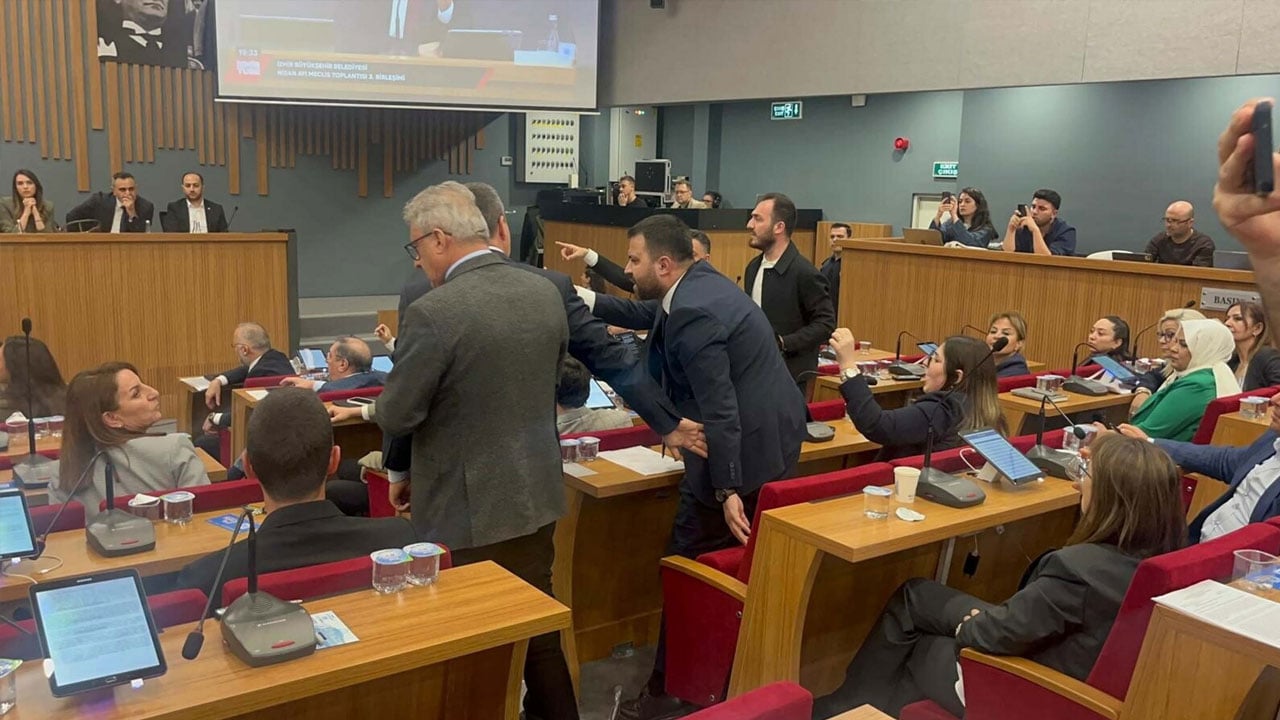 Foto - AK Parti Grubuna söz verilmedi! Belediye Meclisi’nde önce zam sonra arbede