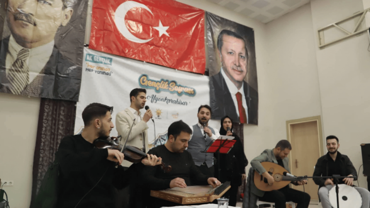 Foto - AK Parti heyeti Çobanlar'da gençlik iftarında gençlerle buluştu