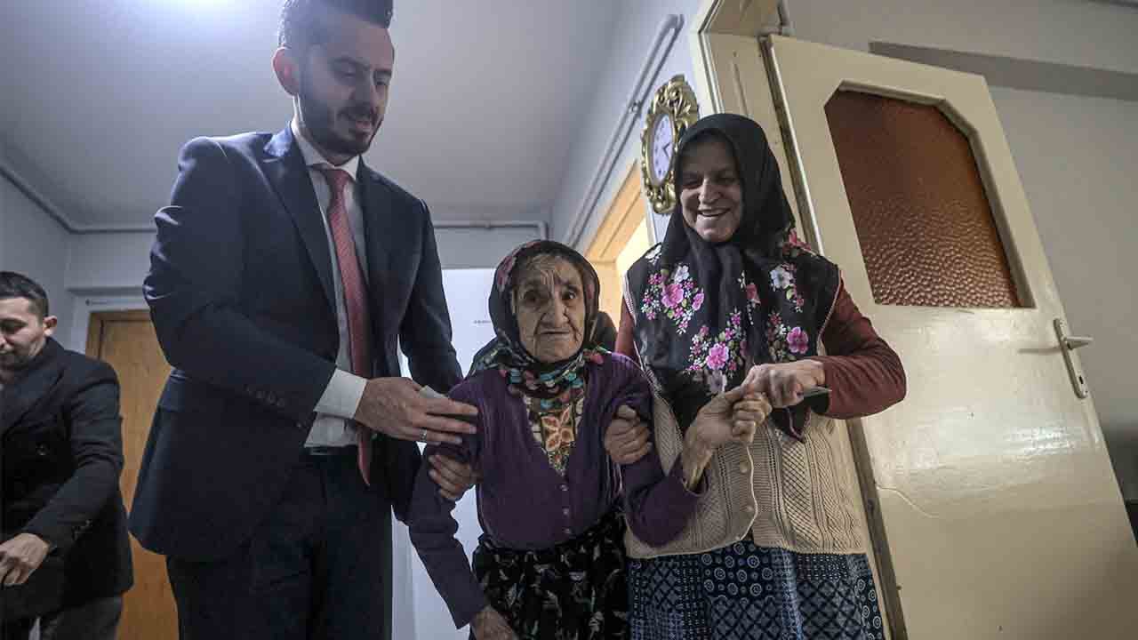 Foto - AK Parti teşkilatı ayağına götürdü: 121’lik ninenin Erdoğan hayali