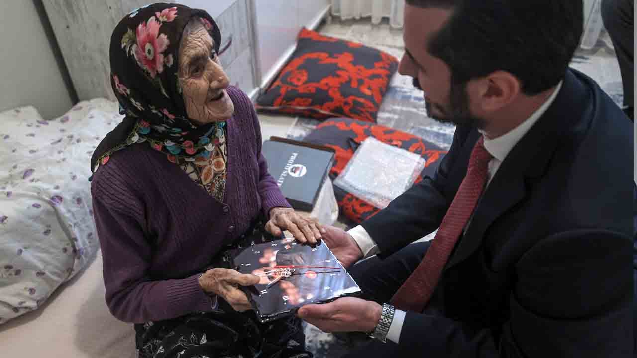 Foto - AK Parti teşkilatı ayağına götürdü: 121’lik ninenin Erdoğan hayali